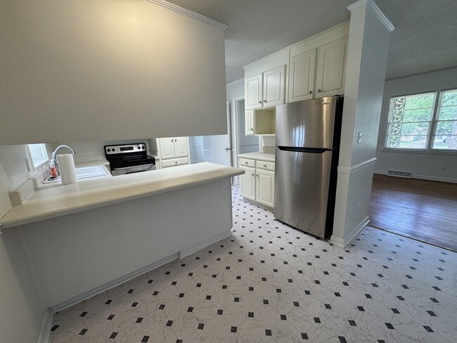 Building Photo - 400 Massee Dr