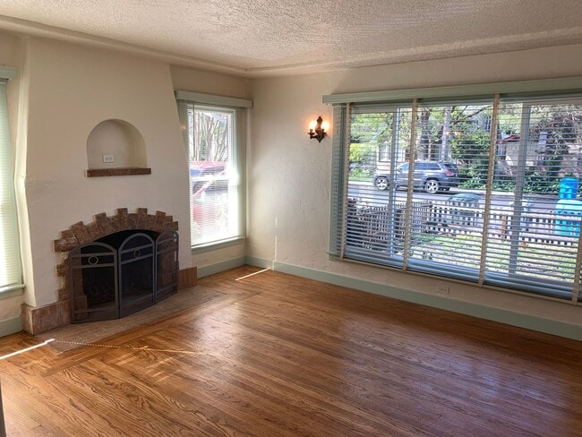 Building Photo - Memorial Hospital 2 bedroom 2 bathroom hom...
