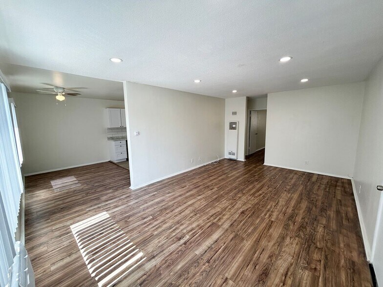 Building Photo - 10237 Commerce Ave