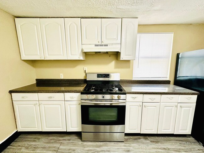 Building Photo - Updated FOUR bedroom home in South Louisville