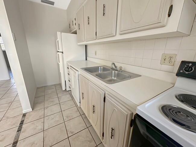 Building Photo - Comfortable 1BR Condo in Small, Quiet Comm...