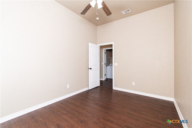 Building Photo - 401 Sladecek Dr