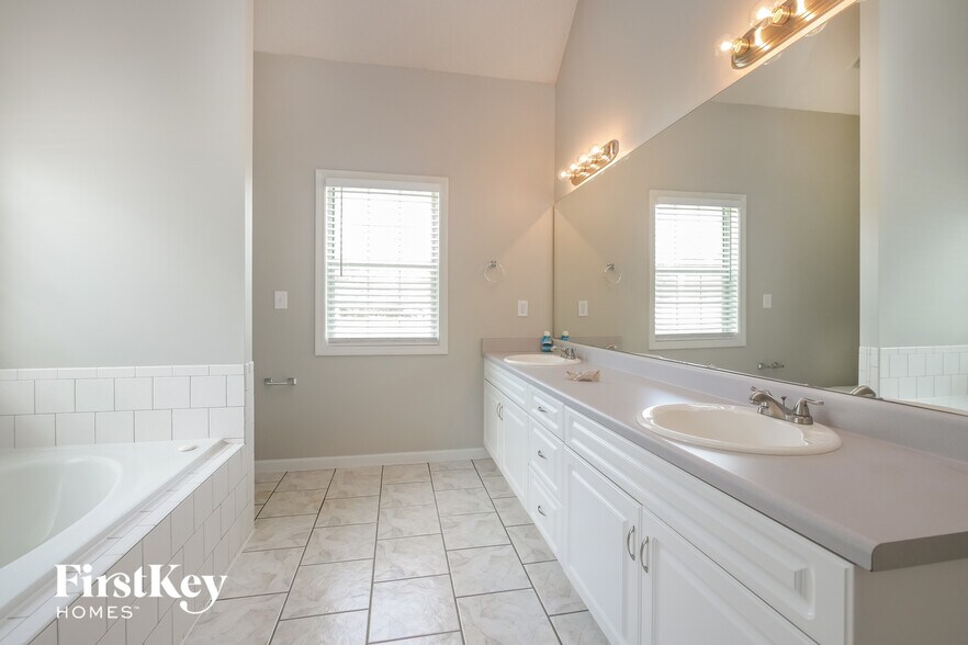 Building Photo - 117 Marshas Vineyard