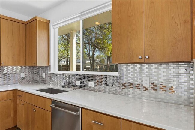 Building Photo - 1114 Walton Ln