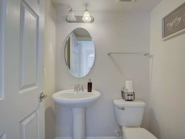 Building Photo - Lovely TH Available Now in Bowie! HCVP Warmly Welcomed.