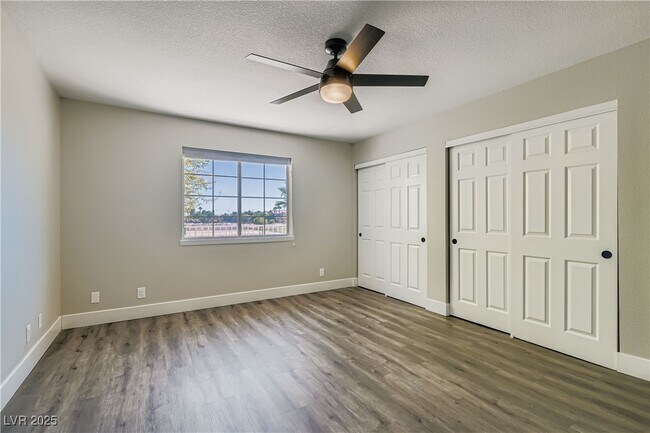 Building Photo - 6690 N Torrey Pines Dr