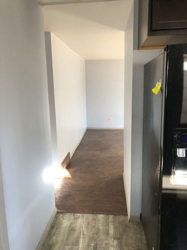 Building Photo - Duplex 1 bed, 1 bath with garage