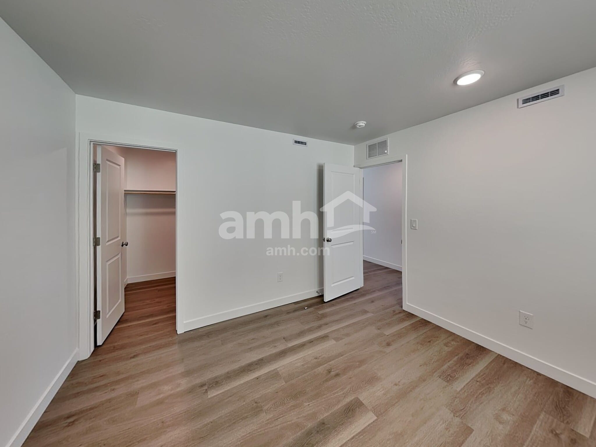 Building Photo - 9724 W Parkway Dr