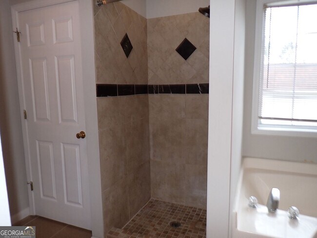 Building Photo - 827 Sinclair Way