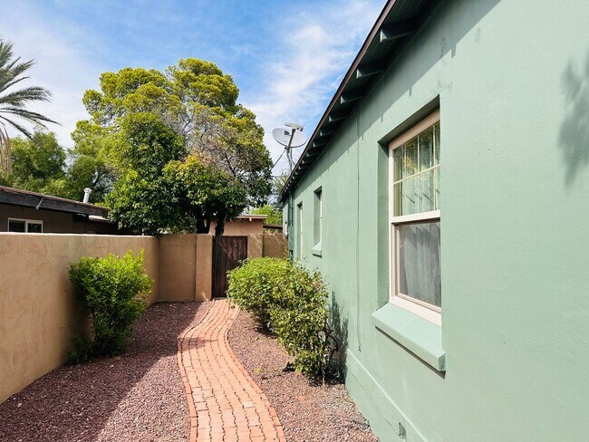 Building Photo - *** COMING SOON***3 Bedroom 1 1/4 Bath Hom...