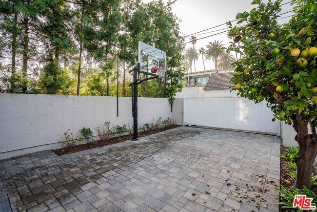 Building Photo - 257 S Oakhurst Dr