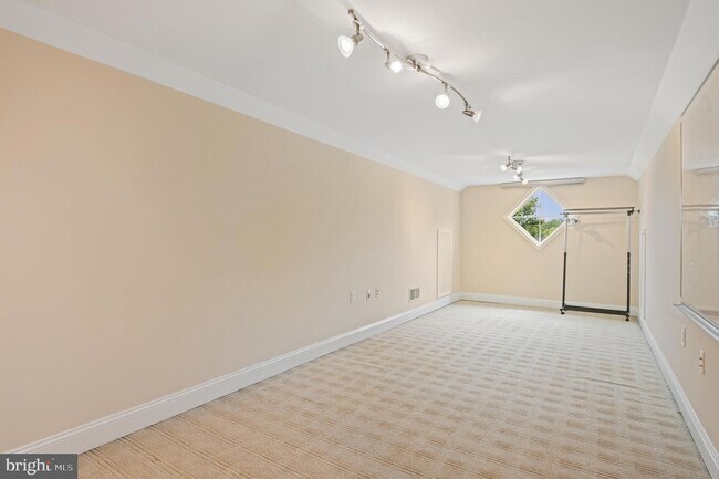 Building Photo - 5905 Lone Oak Dr