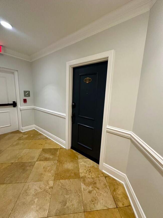 Building Photo - 1 BED | 1 BATH | DOWNTOWN CONDO | GARAGE P...
