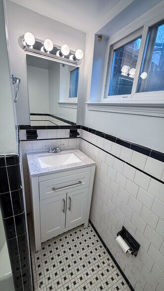 Bath - 2207 Sulgrave Ave