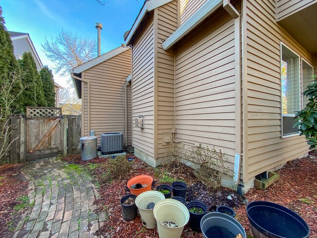 Building Photo - Stunning 4 Bed + 2.5 Bath House in Lake Oswego | Private Backyard, Open Floor Concept, Air Condit...