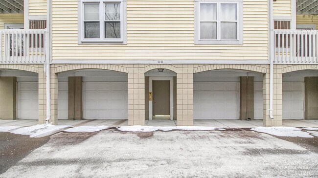 Building Photo - 2235 S Huron Pkwy