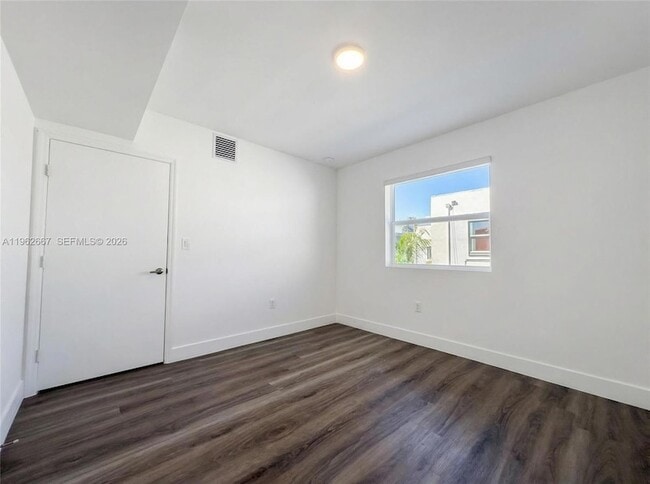 Building Photo - 1710 NW 1st Ct