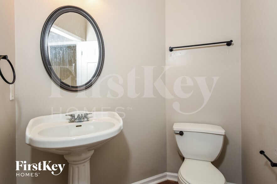 Building Photo - 47 Camelot Ct