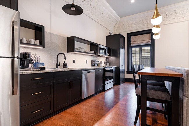 Building Photo - 1011 Canal St