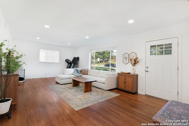 Building Photo - ~~COZY 3BD/2BA HOME! HIGHLANDS HIGH SCHOOL!!~~