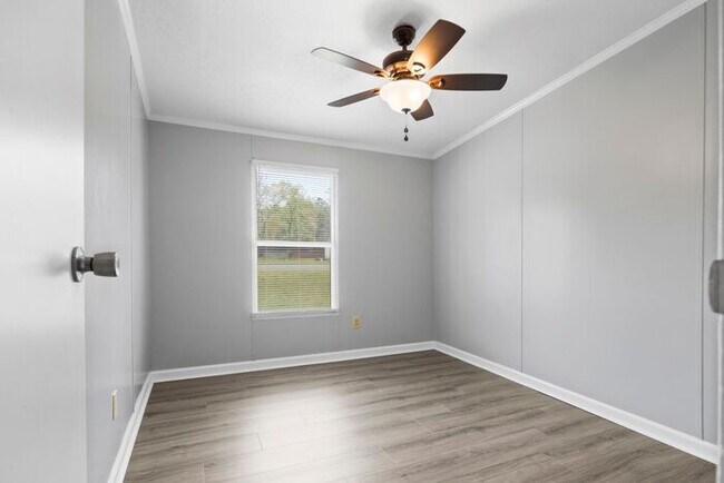Building Photo - 3 Bed 2 Bath Home Close to Fort Bragg