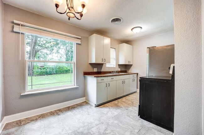 Building Photo - Freshly Updated 3 Bedroom House