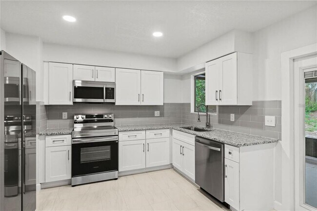 Building Photo - 1811 Oakgrove Ave