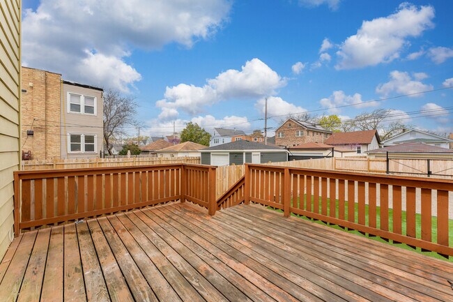 Building Photo - 5304 W Cornelia Ave
