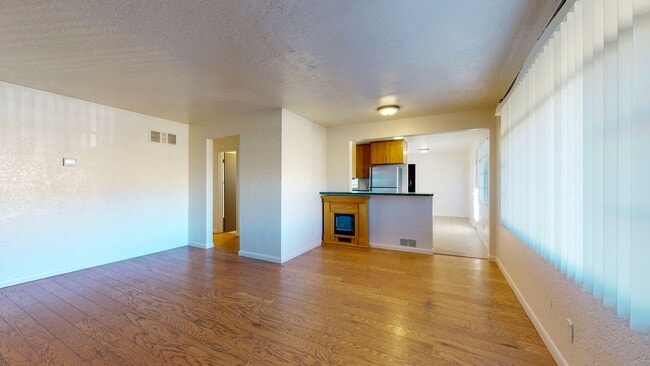 Building Photo - UPTOWN 3 Bedroom +Office  2 Bath with Garage