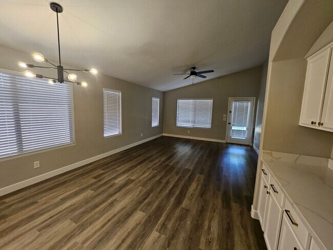 Building Photo - Beautiful, Spacious 4 Bedroom 2 Bathroom home