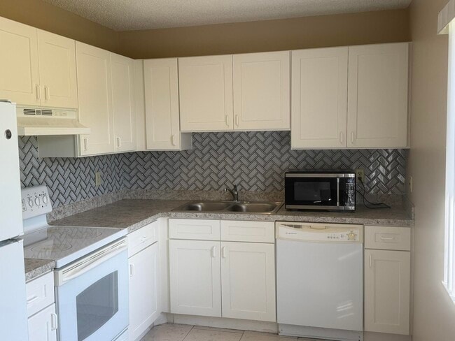 Building Photo - 1131 SE Parrish Ct