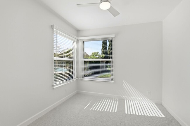 Building Photo - Updated Townhome in Lake Santa Clara HOA