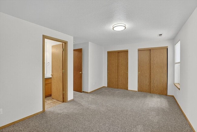 Building Photo - Great 2 story Townhome with Garage!