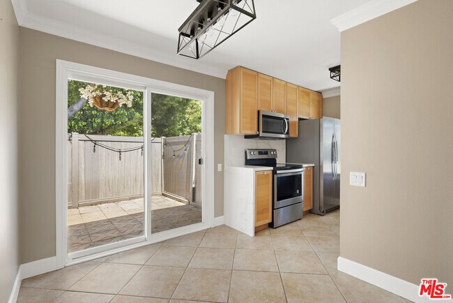 Building Photo - 1685 E Avenida De Las Flores
