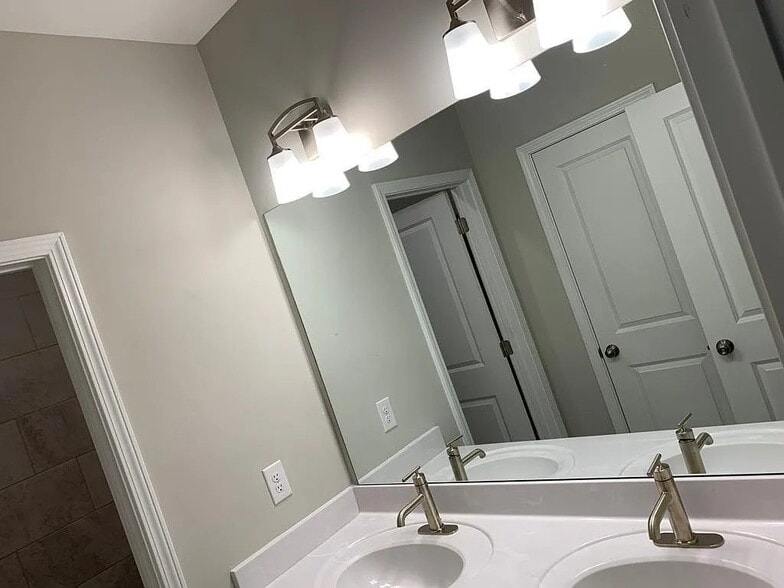 Building Photo - 256 Commons Ave