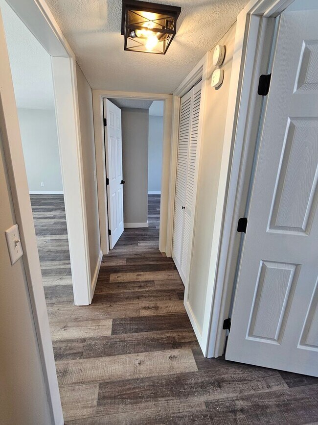 Building Photo - Like new large 2 bedroom apt coming available!