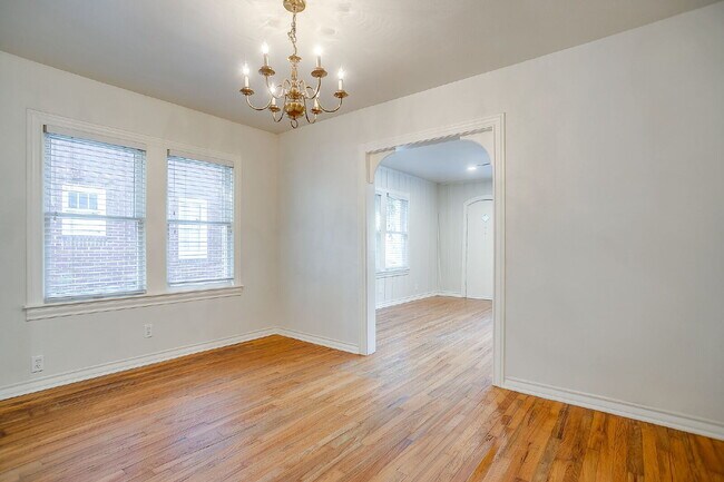 Building Photo - Adorable 1-Bedroom Duplex located near dow...