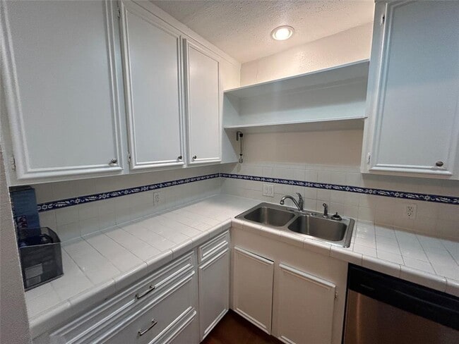 Building Photo - 4020 Blue Bonnet Blvd