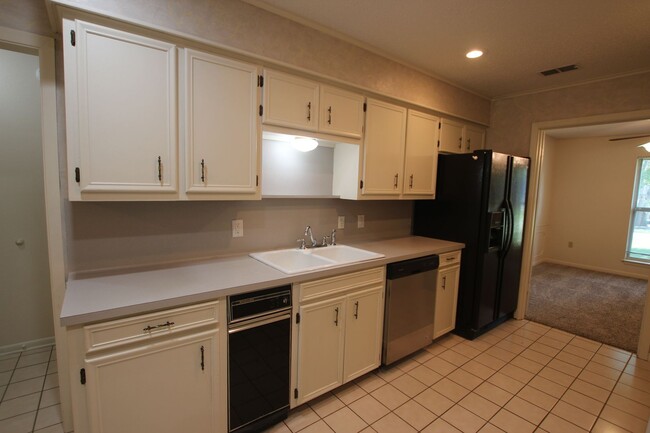 Building Photo - Oversized 4 bedroom 3 bath rental in Tyler...
