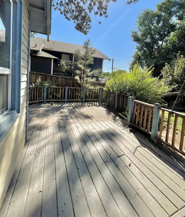 Building Photo - Super charming 2 BR cottage on the westside of Bend!