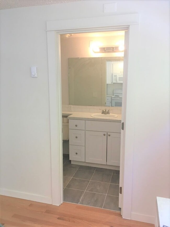 Building Photo - Duplex in Aloha!