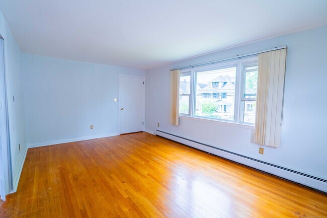 Building Photo - 326 Grovers Ave