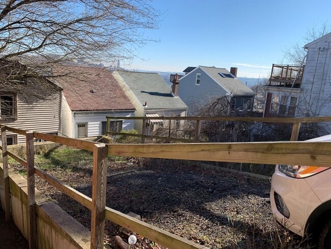 Building Photo - 3 Bedroom House in Southside Slopes with Off Street Parking Spot