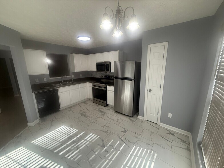 Building Photo - 2418 Piering Dr
