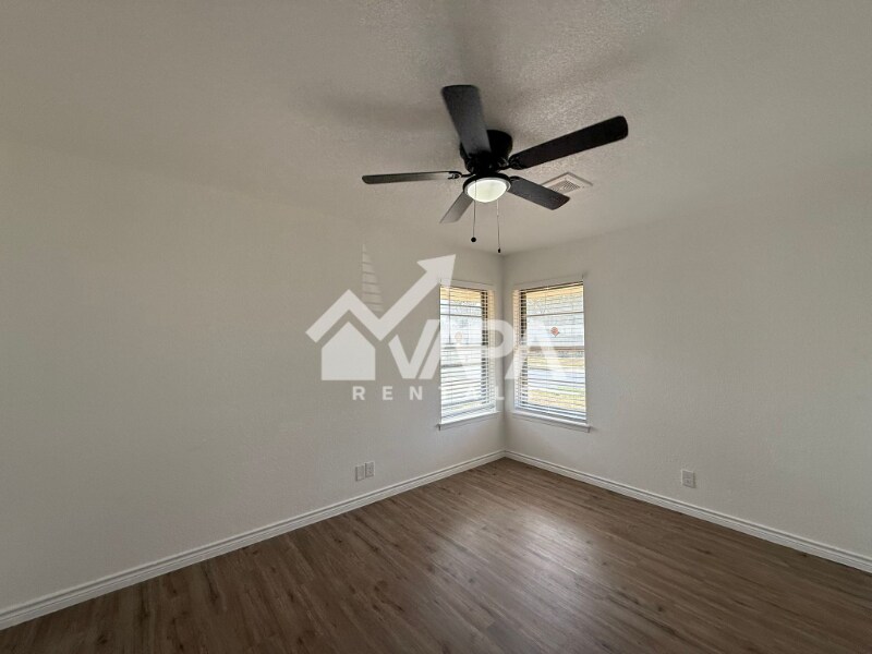 Building Photo - 4907 Stoneleigh Dr