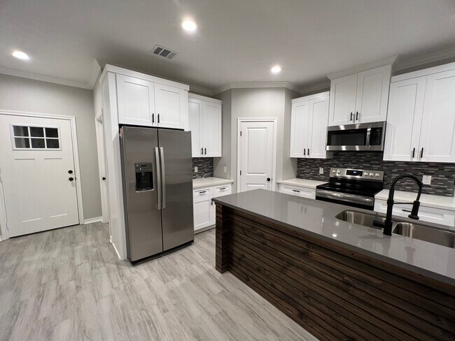 Building Photo - 409 Canal St