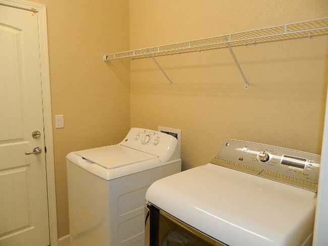 Building Photo - Beautiful home located in Vineyard Pointe Village