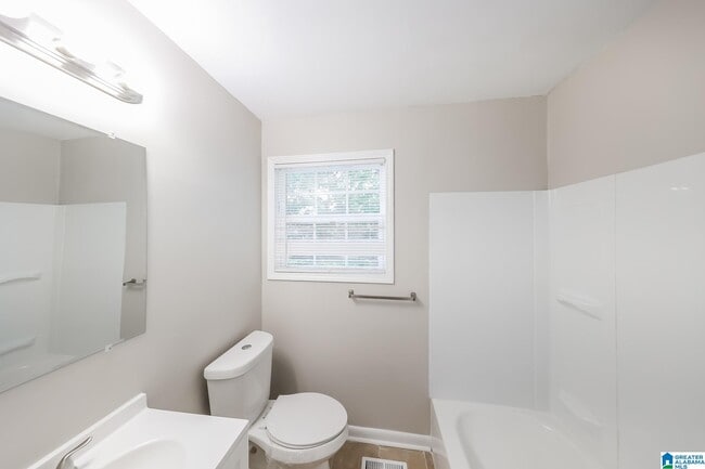 Building Photo - 1009 12th St