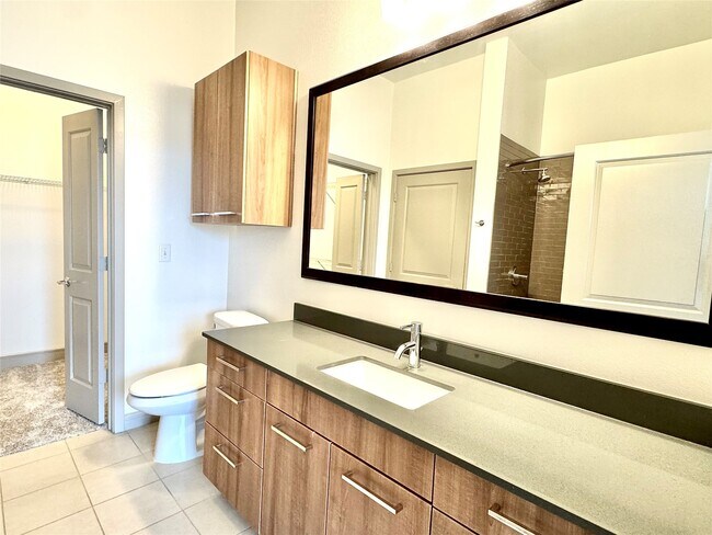 Building Photo - 2111 Westheimer Rd