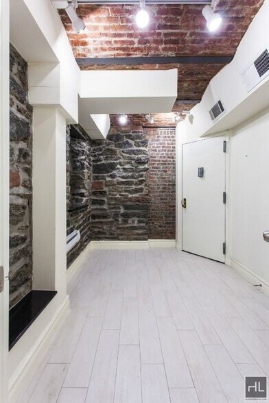 Building Photo - Mott Street